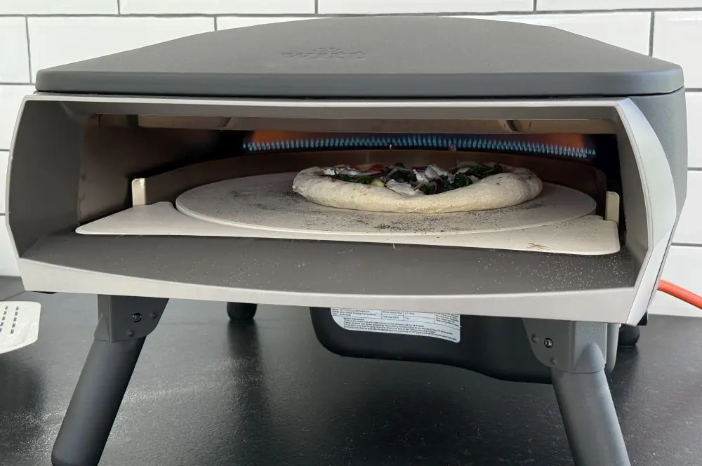 Die Pizza Spinat wird im Witt Piccolo Rotante 16" Pizzaofen gebacken