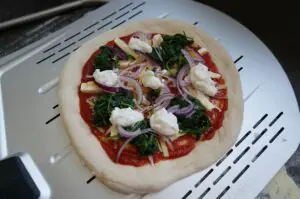 Pizza Spinat rote Zwiebeln 04