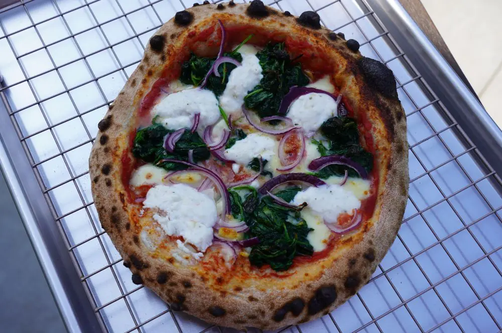 Pizza Spinat mit roten Zwiebeln und Zitronen-Ricotta