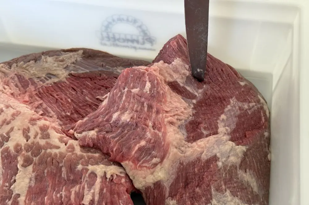 Salt Beef - 10 Tipps für gepökelte Rinderbrust 4 Das Brisket wird pariert und eingestochen