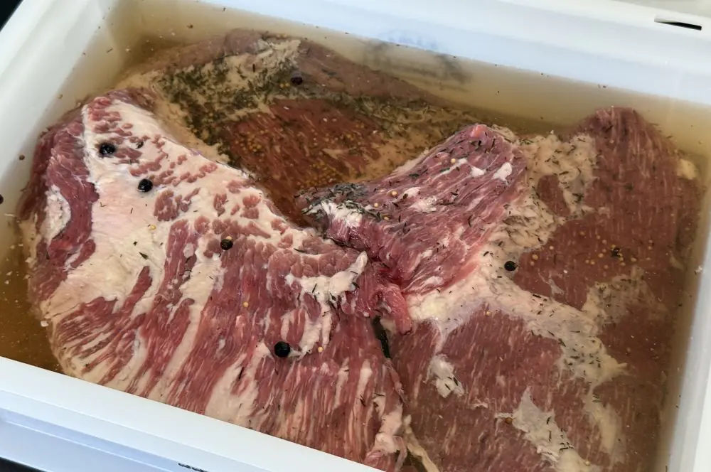 Salt Beef - 10 Tipps für gepökelte Rinderbrust 5 Das Brisket liegt in der Pökellake