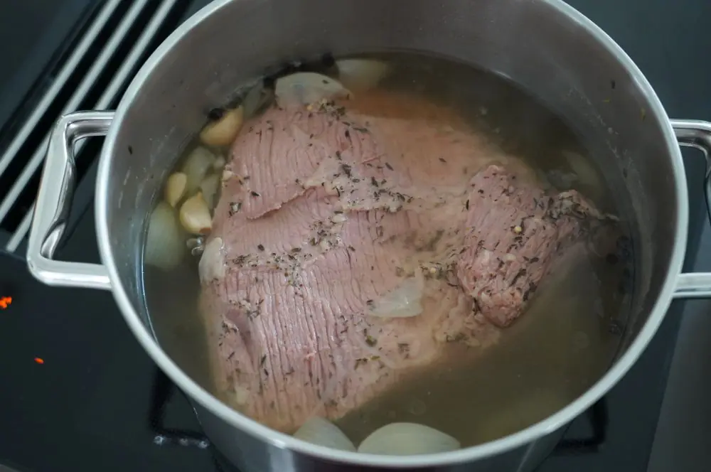 Salt Beef - 10 Tipps für gepökelte Rinderbrust 8 Das Salt Beef wird etwa 3-4 Stunden gekocht