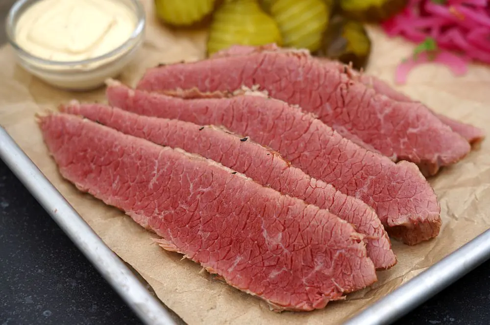 Salt Beef - 10 Tipps für gepökelte Rinderbrust 9 Salt Beef mit Pickles