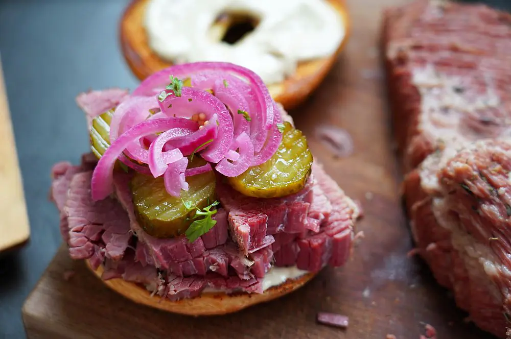 Salt Beef Bagel - Das etwas andere Deli-Style Sandwich 4 Salt Beef Bagel mit eingelegten Gurken und Zwiebeln