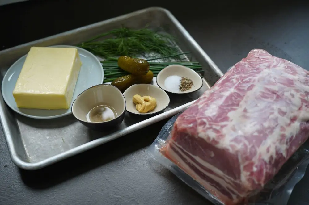 Alle Zutaten für Rückensteaks mit Gewürzgurkenbutter auf einen Blick