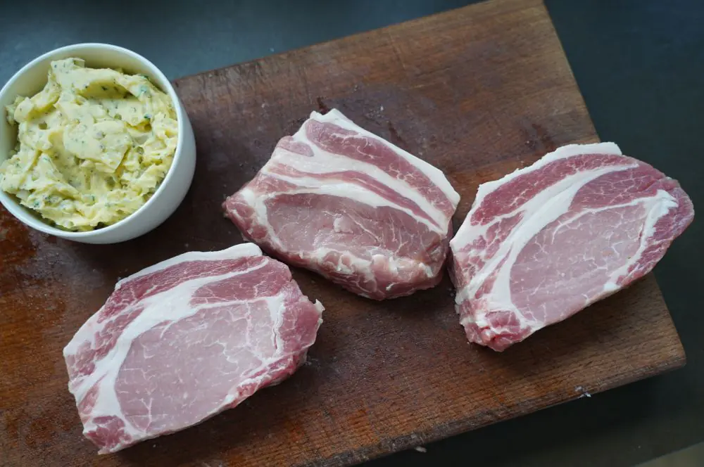 Der Schweinerücken wird in Steaks geschnitten