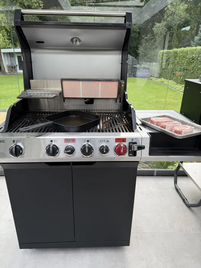 Die Steaks werden auf dem Enders UNIQ 4 IK CRUSTER Gasgrill zubereitet