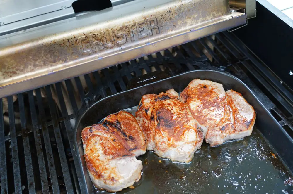 Die Rückensteaks werden unter dem CRUSTER gegrillt