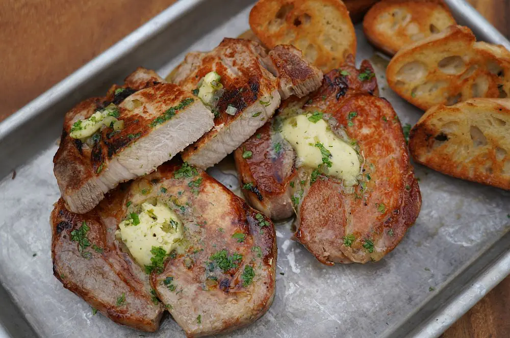 Rückensteaks mit Gewürzgurkenbutter
