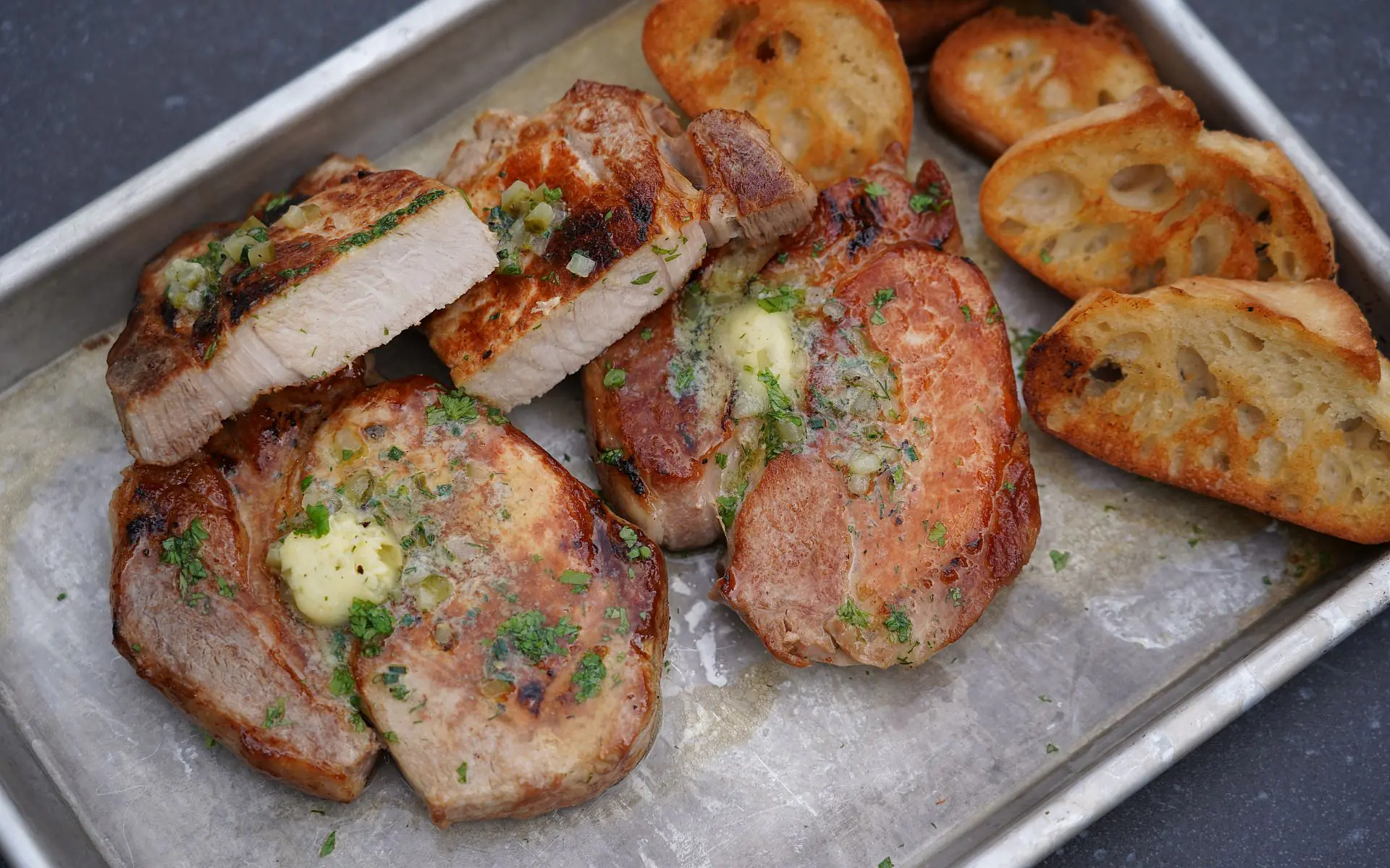 Rückensteaks mit Gewürzgurkenbutter