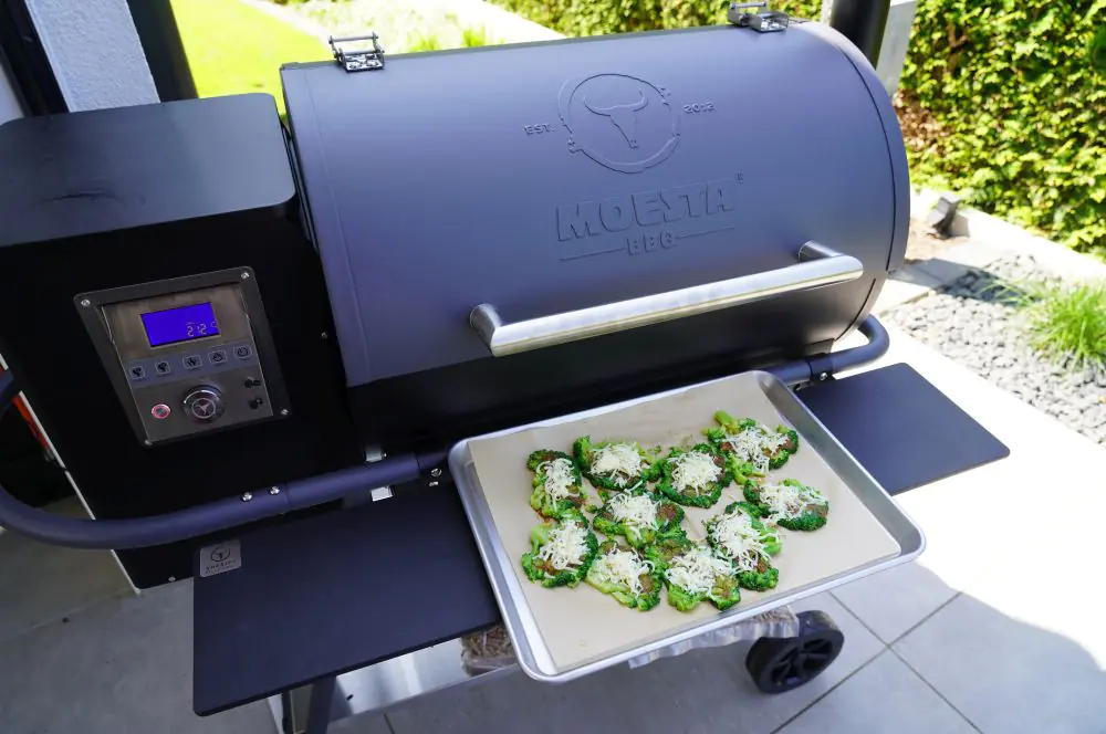 Der zerdrückte Brokkoli wird im Moesta-BBQ Sheriff Pelletgrill gebacken