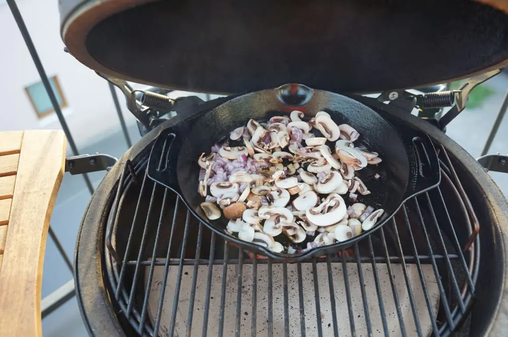 Die Champignon-Rahmsauce wird zubereitet