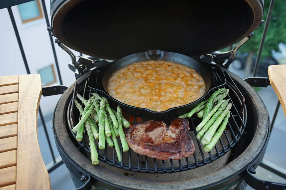 Spargel, Sauce und Steak werden parallel im Big Green Egg zubereitet
