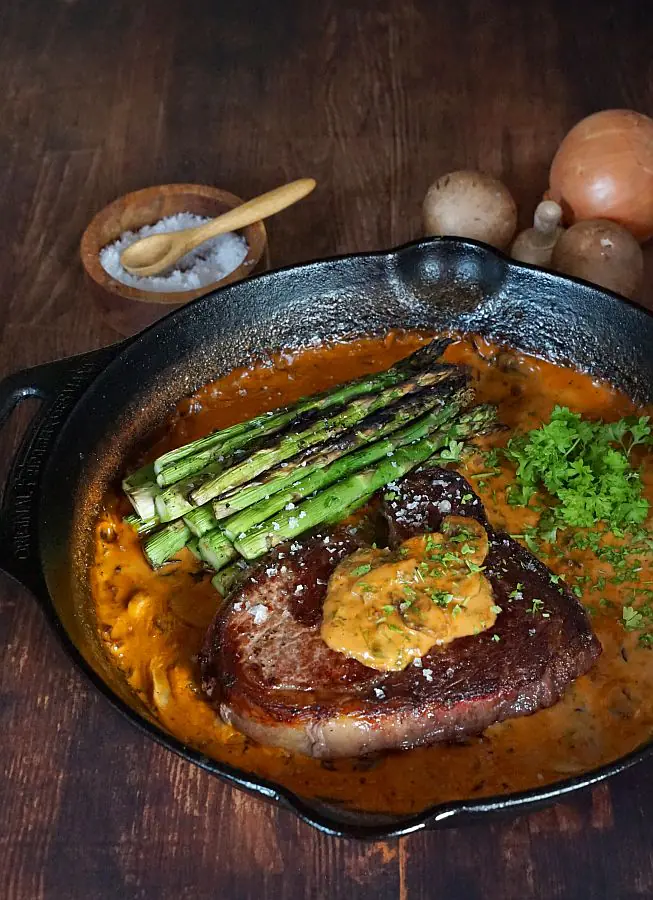 US-Ribeye-Steak mit Champignon-Rahmsauce