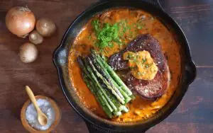 Steak mit Champignon-Rahmsauce