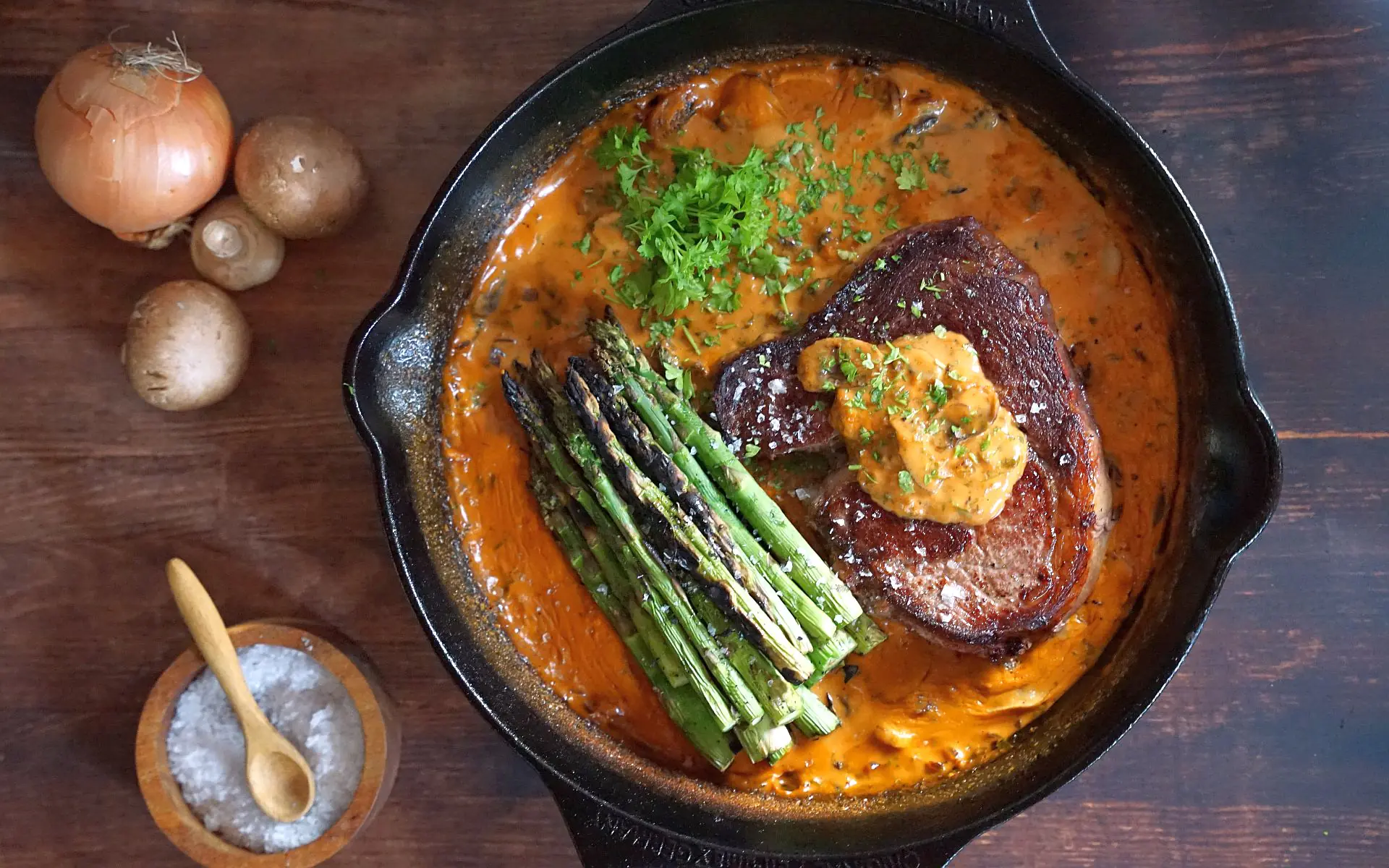 US-Ribeye-Steak mit Champignon-Rahmsauce