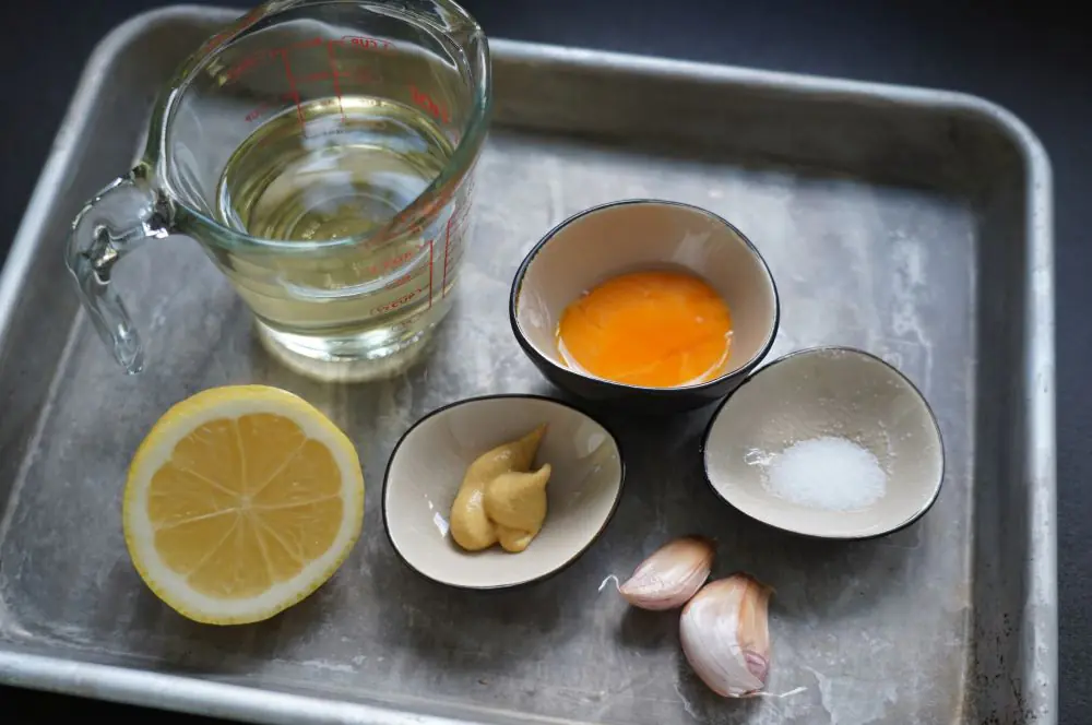 Alle Zutaten für die Zitronen-Aioli auf einen Blick
