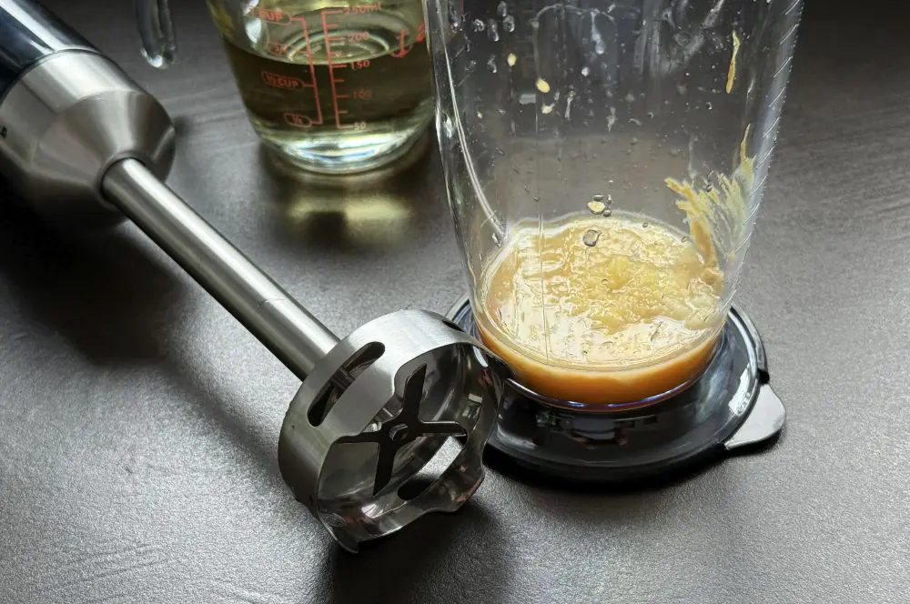 Die Aioli wird mit dem Stabmixer aufgezogen