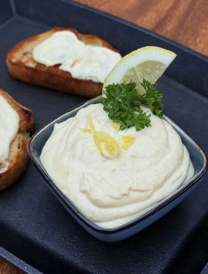Zitronen-Aioli ist schnell und einfach gemacht