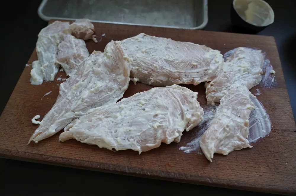 Parmesan-Hähnchen aus dem Air Fryer 4 Die Hähnchenbrust wird mit der Knoblauch-Mayonnaise bestrichen
