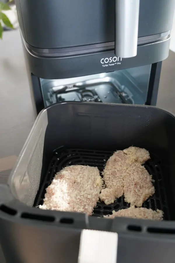 Parmesan-Hähnchen aus dem Air Fryer 6 Das Parmesan-Hähnchen wird 14 Minuten bei 200°C frittiert