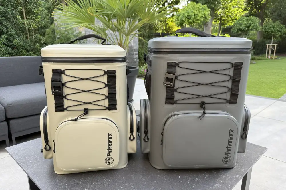 Petromax Kühlrucksack mit 17 Litern in Sand (links) und 27 Litern in Grau (rechts)