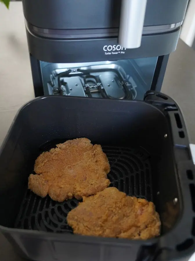 Schnitzel in der Heißluftfritteuse - schnell & knusprig 5 Die Schnitzel werden im COSORI Turbo Tower Pro frittiert