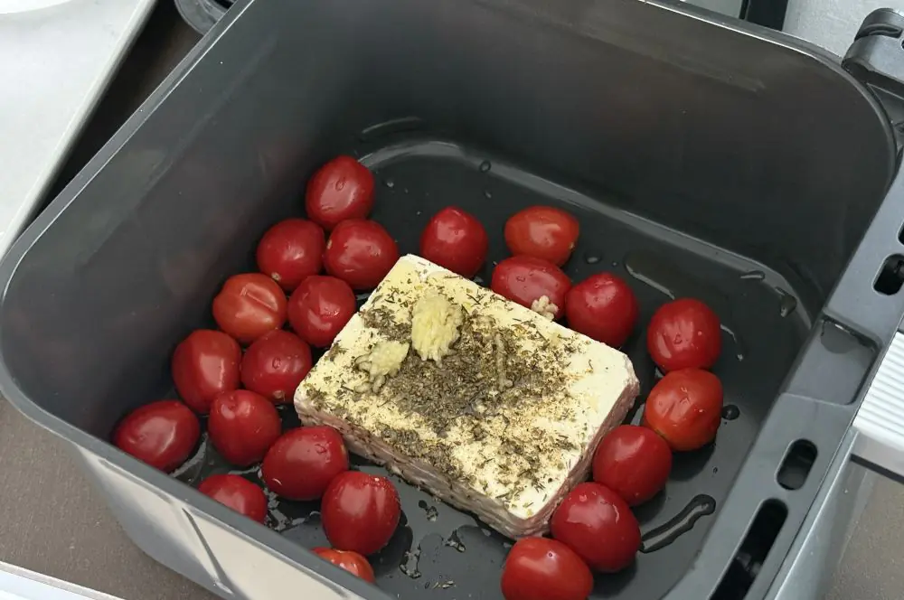 Feta und Tomaten werden im Air Fryer "gebacken"