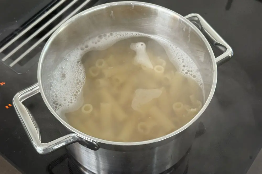 Die Pasta wird gekocht