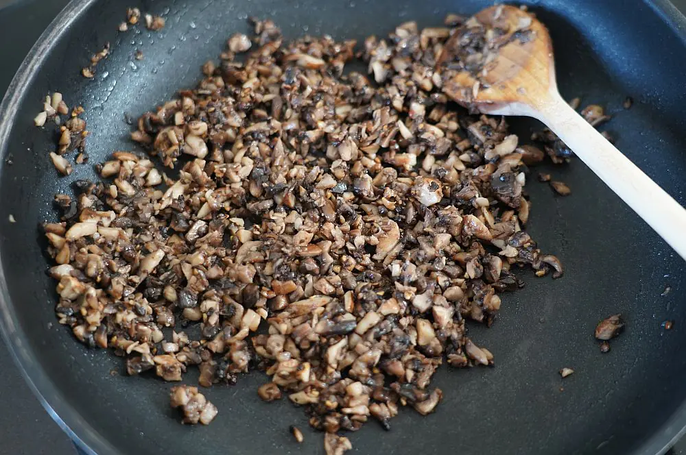 Gefülltes Schweinefilet aus der Heißluftfritteuse 4 Champignons und Schalotten werden angebraten
