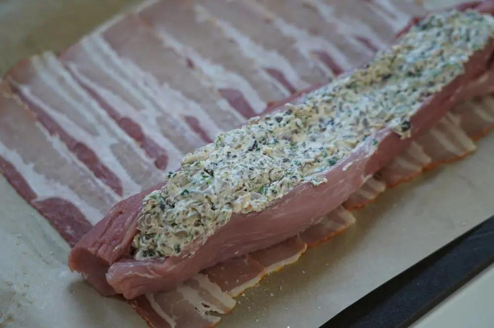 Gefülltes Schweinefilet aus der Heißluftfritteuse 7 Das Schweinefilet wird gefüllt