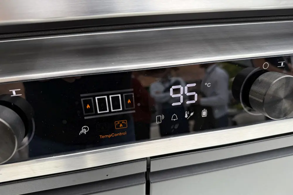 Das vollflächige Panorama FullControl Display im Miele Fire Pro IQ Gasgrill