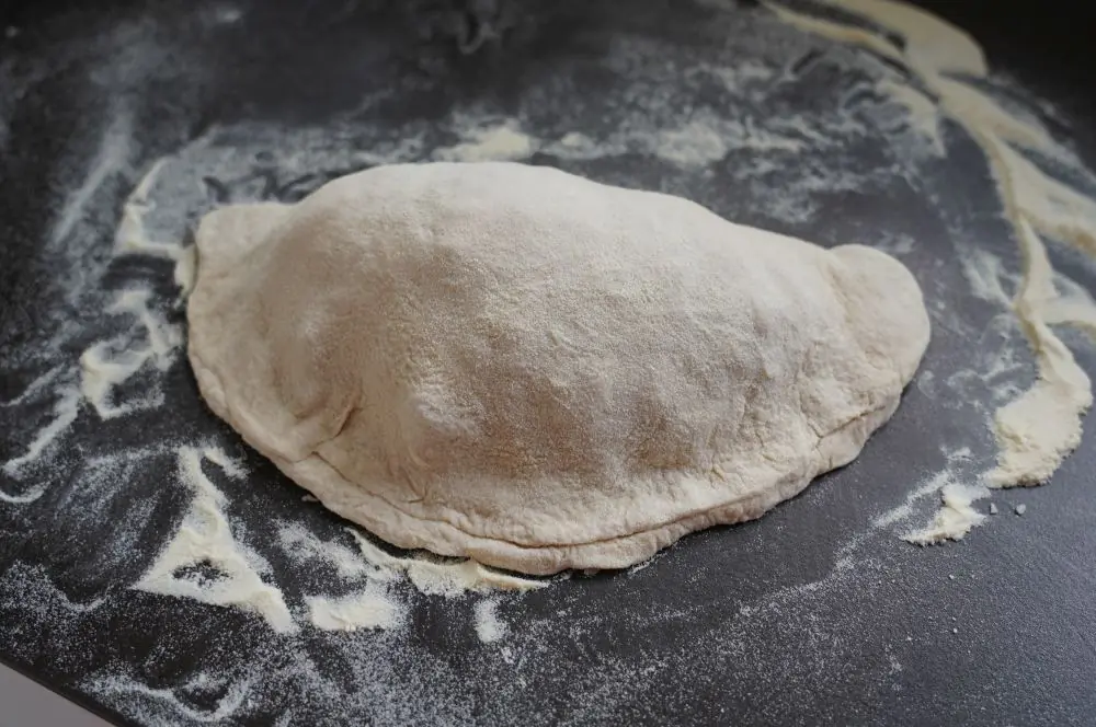Die Pulled Pork Calzone wird geschlossen