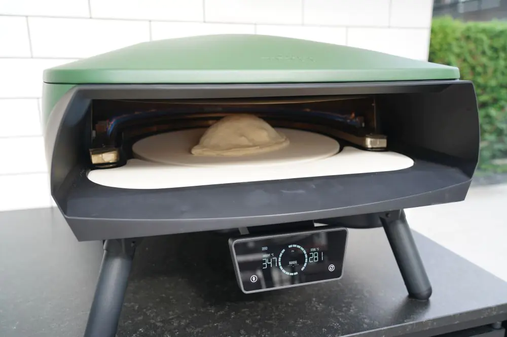 Die Pulled Pork Calzone wird im Witt Etna Rotante Control Pizzaofen gebacken