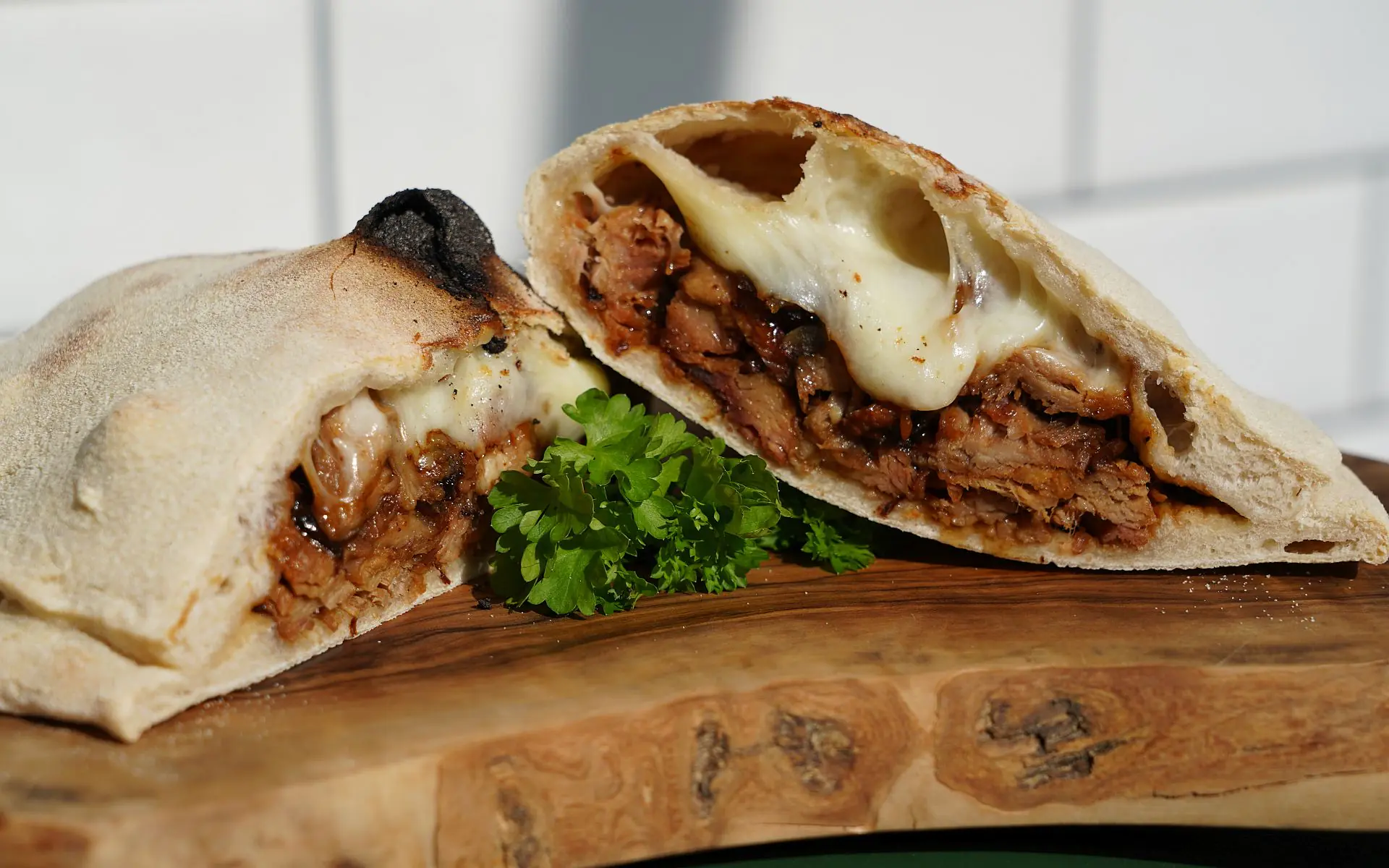 Pizza Calzone mit Pulled Pork