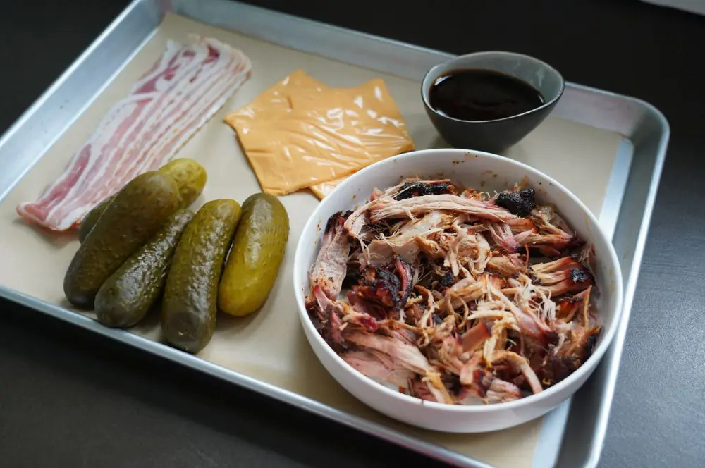 Alle Zutaten für Pulled Pork Pickles auf einen Blick