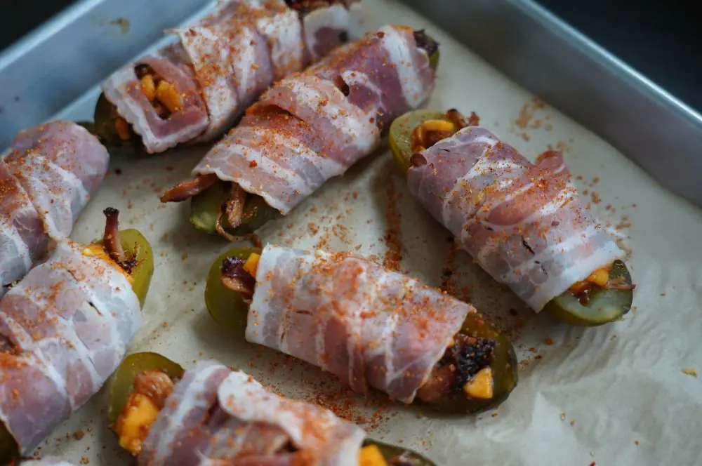 Die Pulled Pork Pickles werden mit Bacon umwickelt