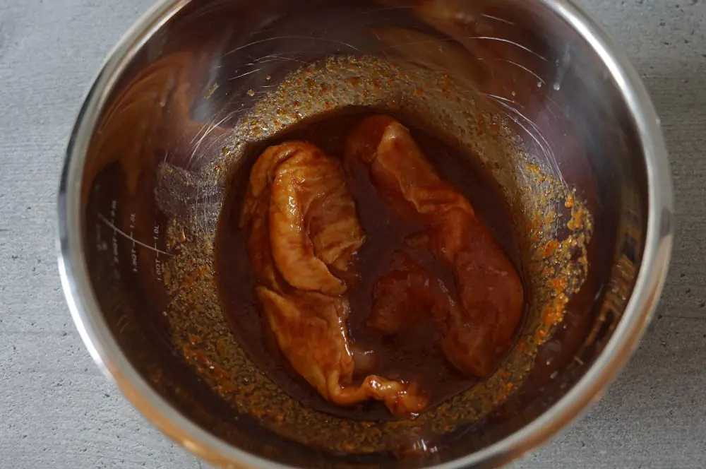 Asiatische Sriracha-Hähnchenspieße - süß & scharf 3 Das Hähnchen wird mariniert