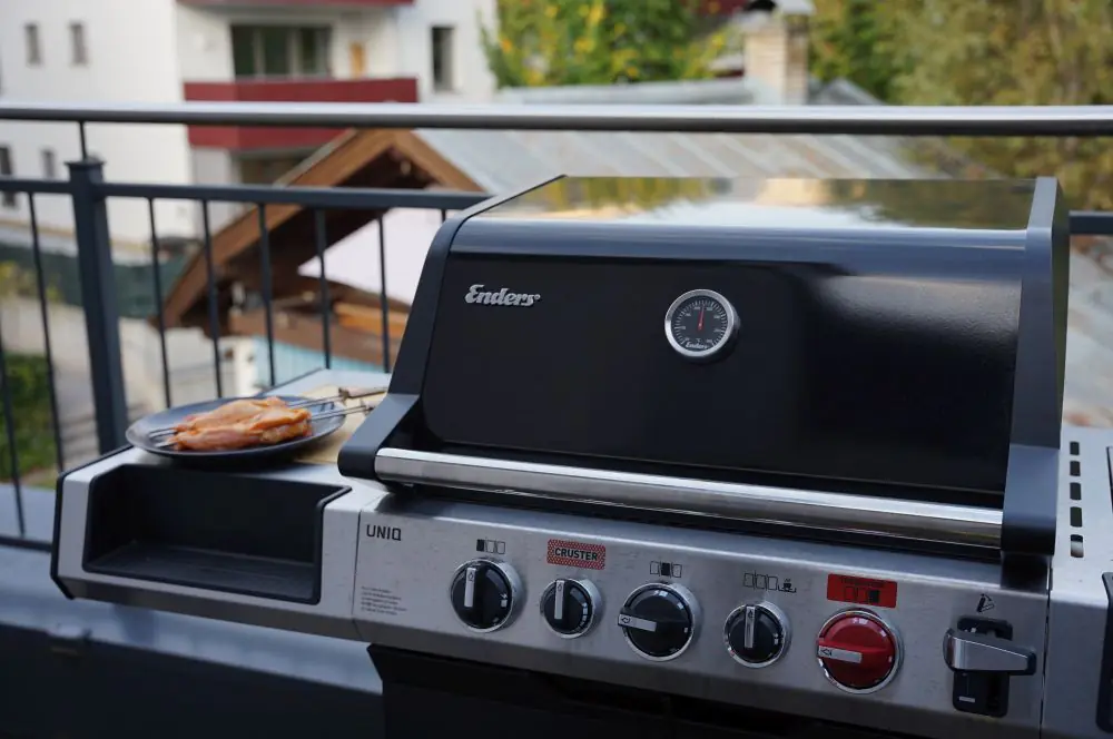 Asiatische Sriracha-Hähnchenspieße - süß & scharf 2 Gegrillt wird auf dem Enders UNIQ Gasgrill