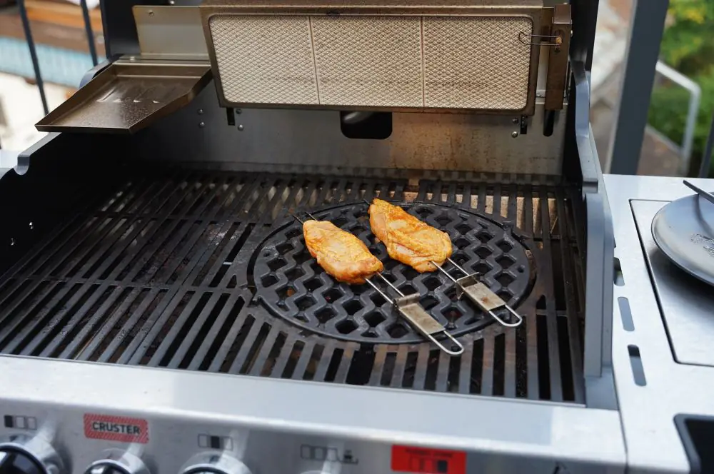 Asiatische Sriracha-Hähnchenspieße - süß & scharf 4 Das Hähnchen wird bei mittlerer Hitze gegrillt
