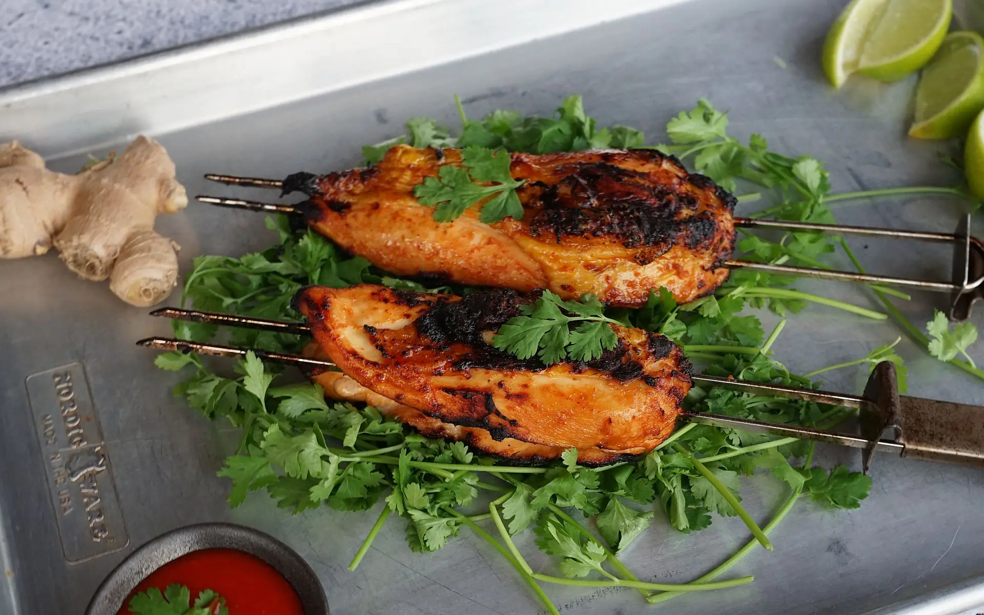 Asiatische Sriracha-Hähnchenspieße - süß & scharf 6 Sriracha-Hähnchenspieße