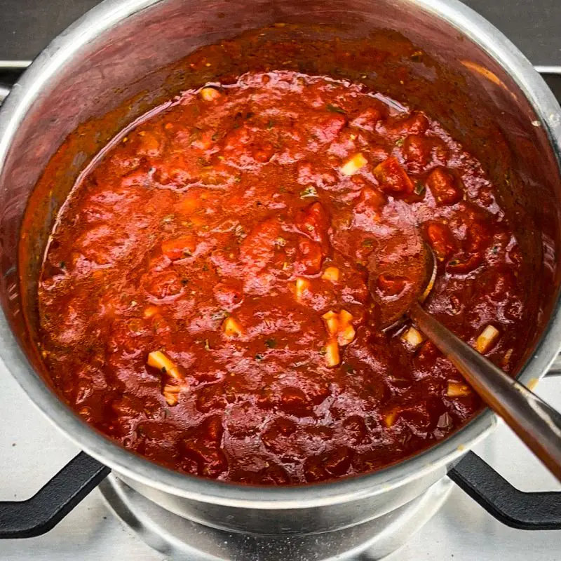 Die Tomatensauce wird angesetzt