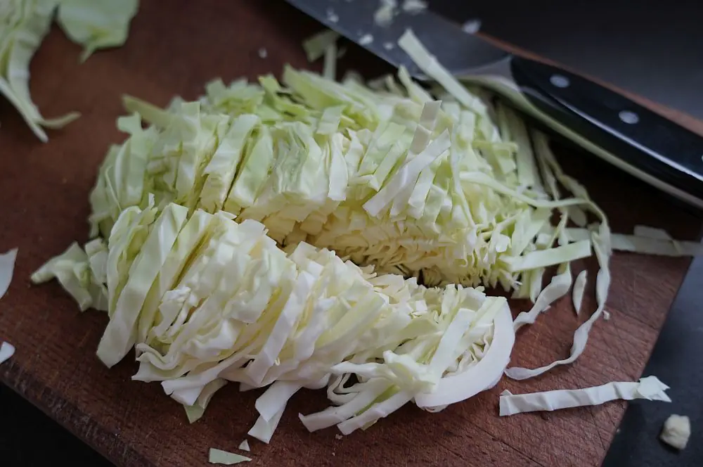 Tennessee Mustard Slaw - Krautsalat mit Senfsauce 3 Der Kohl wird mit dem Messer geschnitten