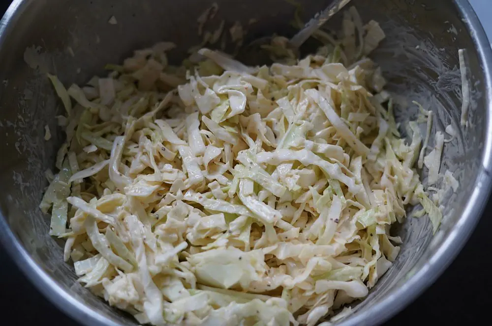 Tennessee Mustard Slaw - Krautsalat mit Senfsauce 4 Der Kohl wird mit dem Dressing vermengt