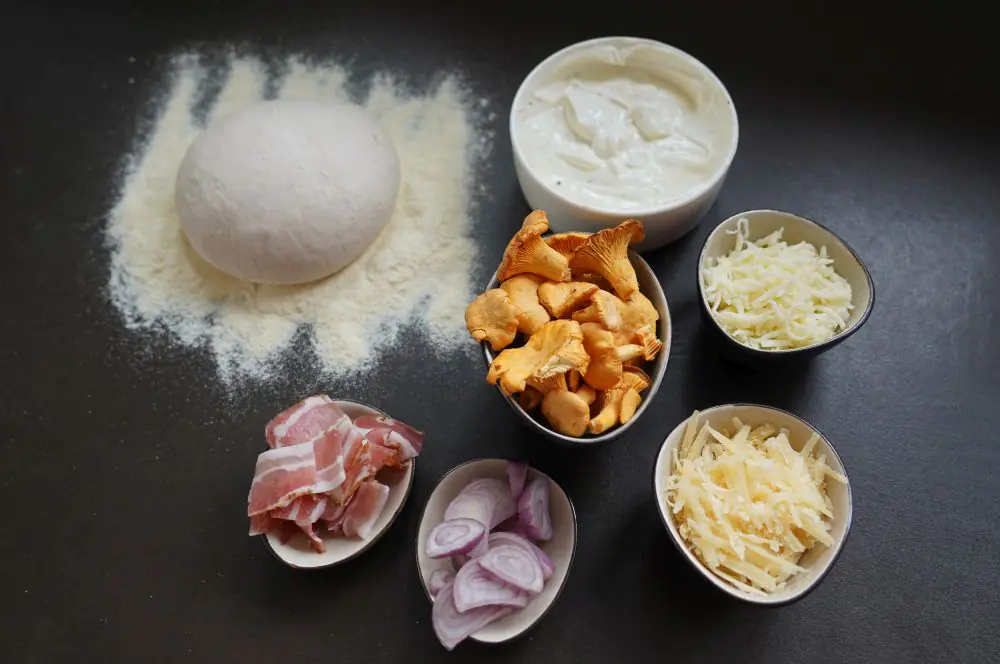 Alle Zutaten für die Alpen-Pizza auf einen Blick