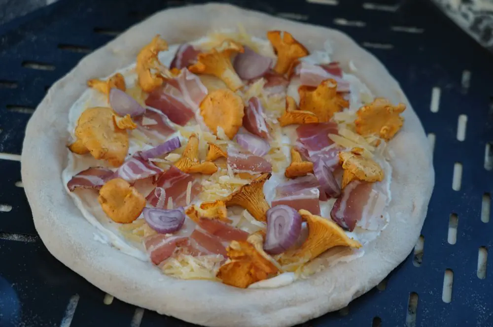Die Alpen-Pizza wird belegt