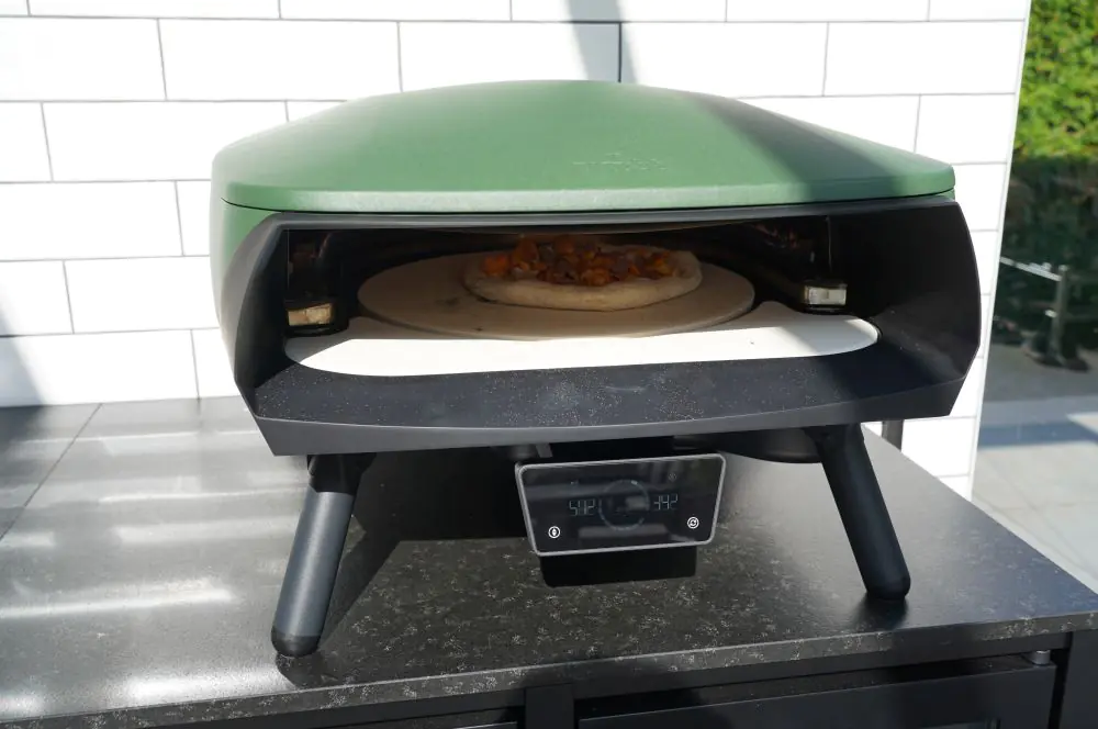 Die Alpen-Pizza wird im Witt Etna Rotante Control 16" Pizzaofen gebacken