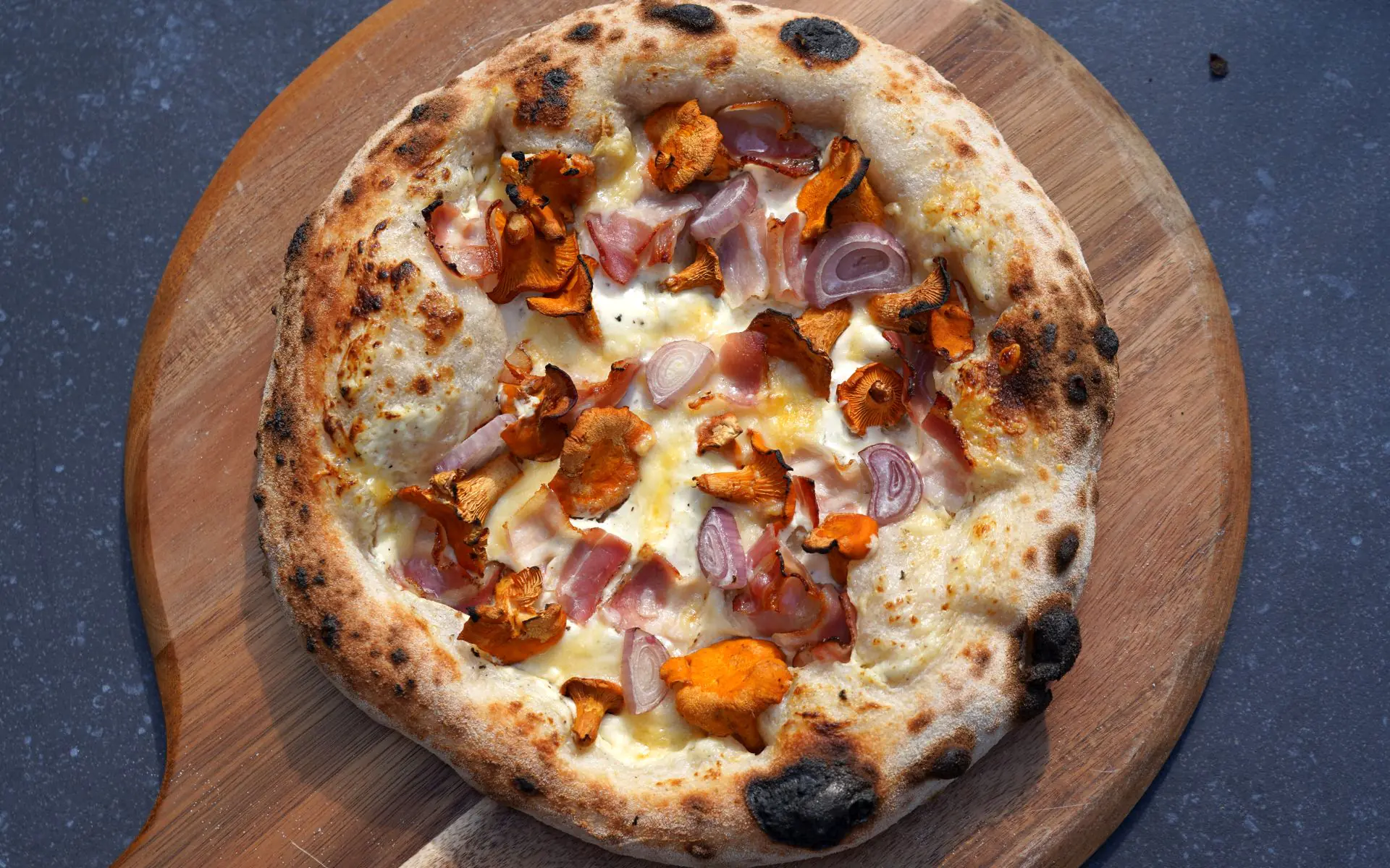 Alpen-Pizza mit Pfifferlingen, Speck und Bergkäse
