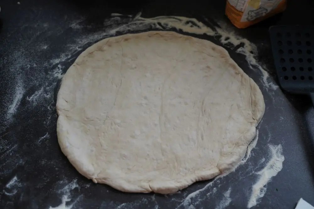Brizza - Brezelpizza mit Weißwurst + 10 Varianten 3 Die Laugenstangen werden zu einem Pizzaboden ausgeformt