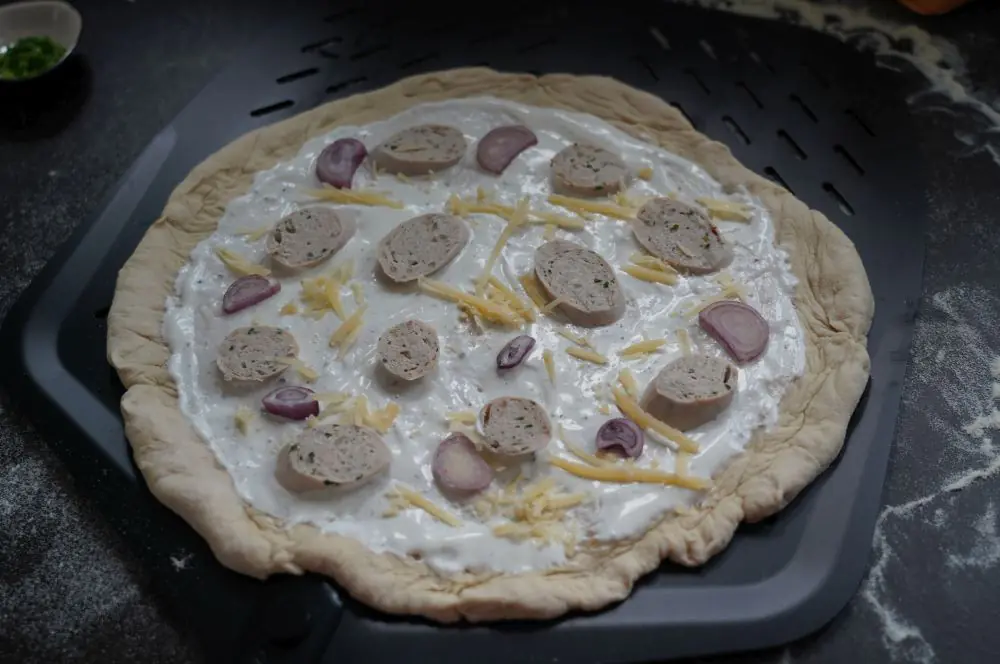 Brizza - Brezelpizza mit Weißwurst + 10 Varianten 4 Die Brizza ist bereit für den Pizzaofen